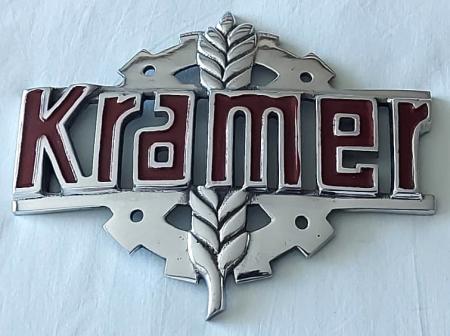 Zeichen für Kramer für die Motorhaube