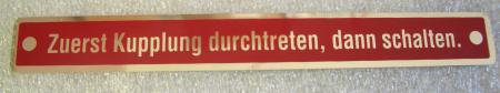 Hinweisschild "Zuerst Kupplung durchtreten, dann schalten"