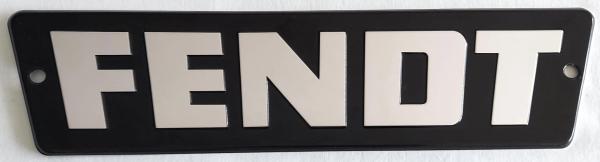 Schild für Fendt am Kühlergrill