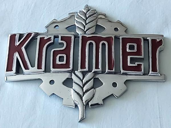 Zeichen für Kramer für die Motorhaube