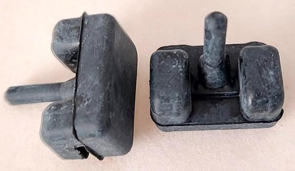 2 Stück Haubenauflagegummi für Deutz 06