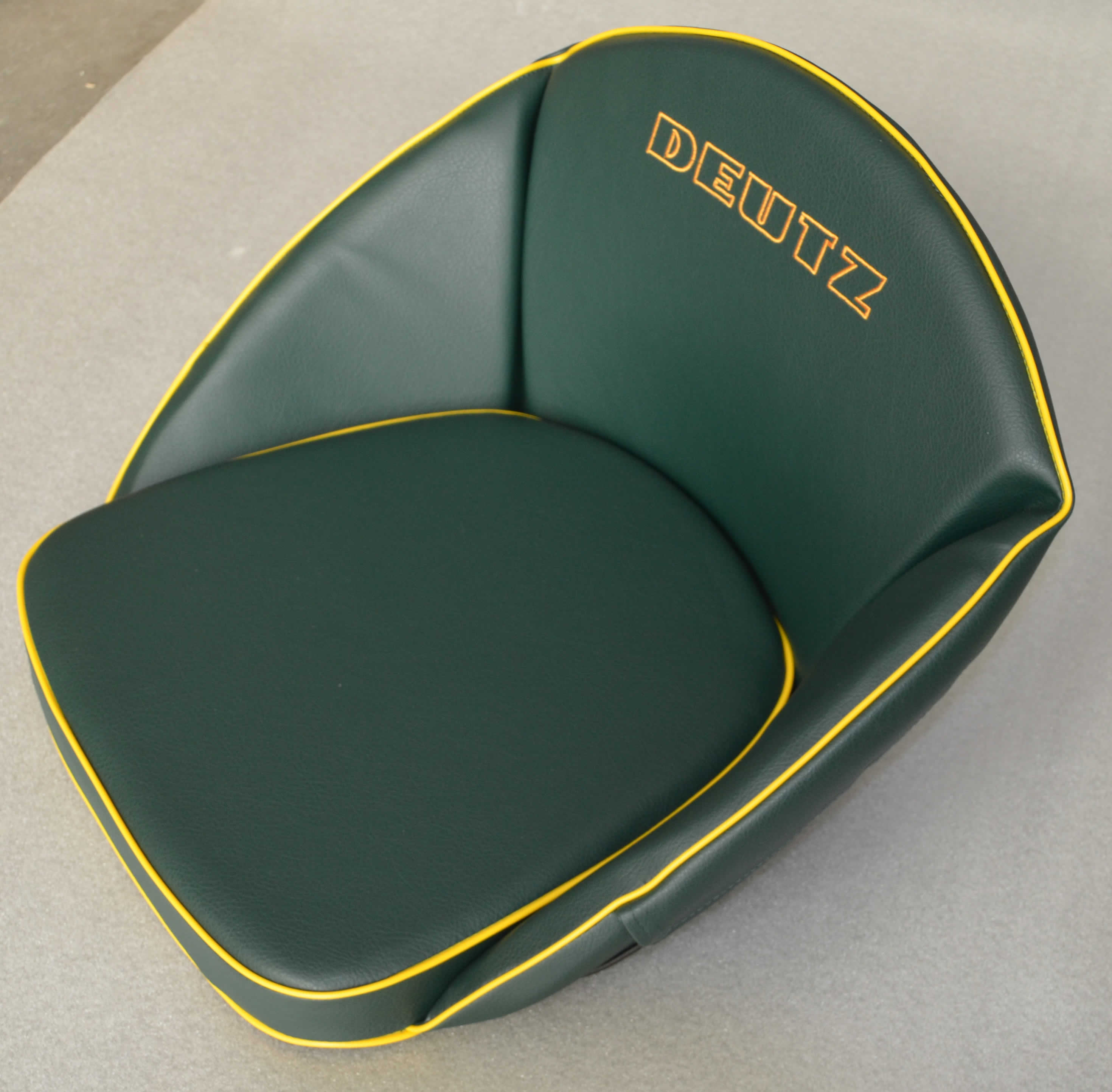Sitzpolster Sitzkissen braun für Deutz Traktor Logo gestickt Kunstleder 32  cm DAMPOL